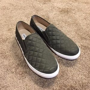 Steve Madden ECENTRCQ olive green quilted sneakers